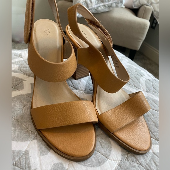 Vera Wang heels, women’s size 9 1/2 med. - Picture 2 of 3